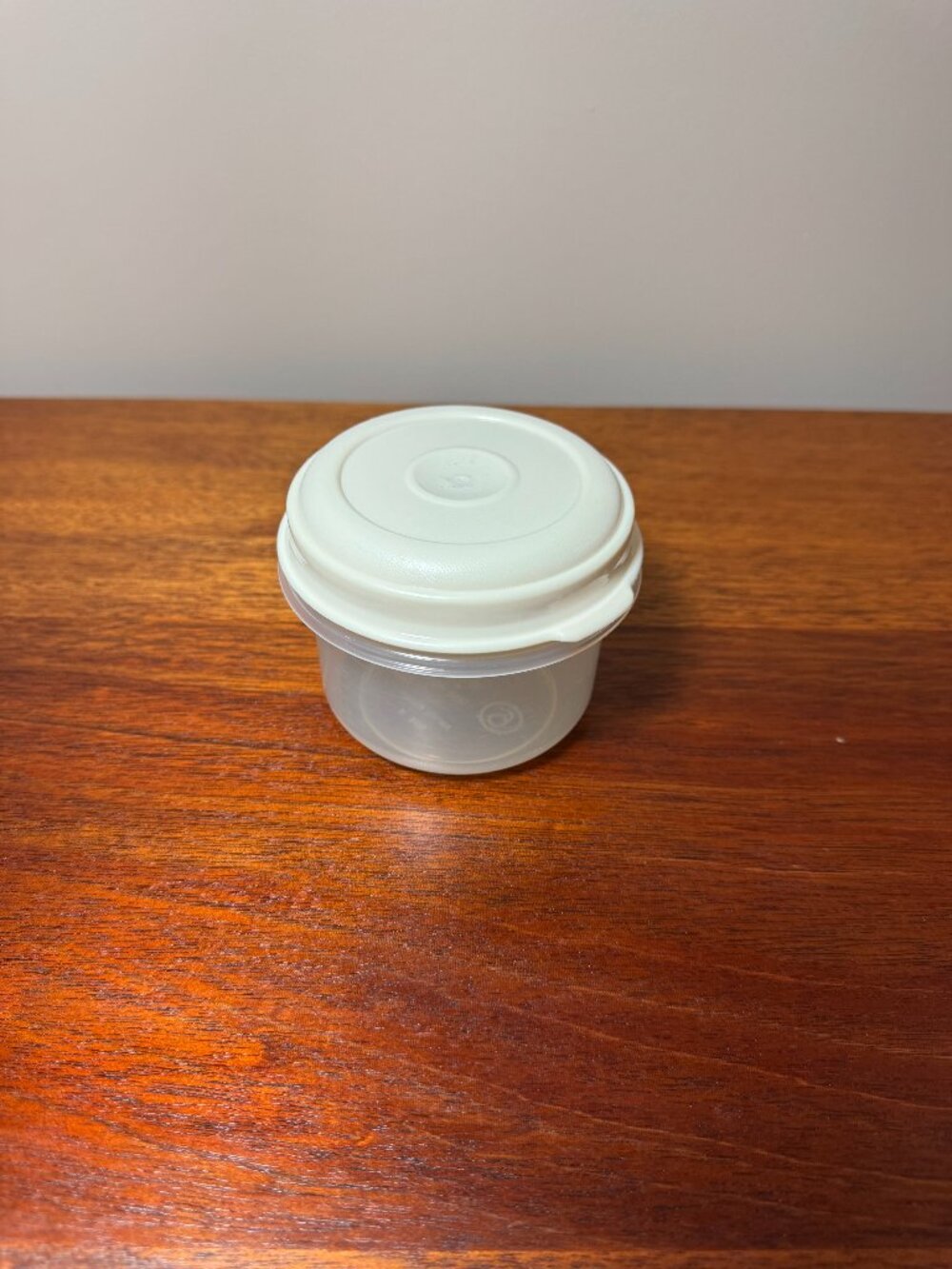 Rubbermaid Servin Saver #6 - 10oz container with Almond Lid